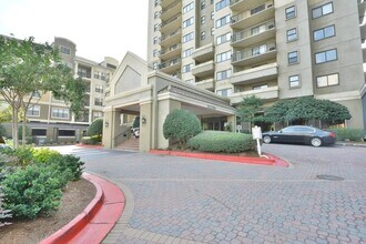 795 Hammond Dr in Atlanta, GA - Foto de edificio - Building Photo