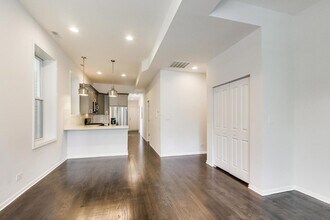 1448 N Washtenaw Ave, Unit 2 in Chicago, IL - Building Photo - Building Photo