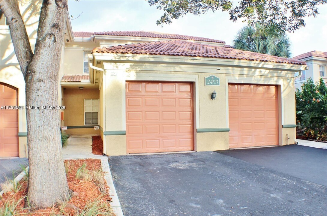 2493 Centergate Dr, Unit 204 in Miramar, FL - Foto de edificio