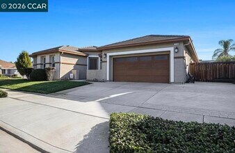 2284 Demartini Ln in Brentwood, CA - Foto de edificio - Building Photo