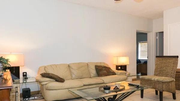 Courtyard Suites and Apartments in Tampa, FL - Foto de edificio - Building Photo