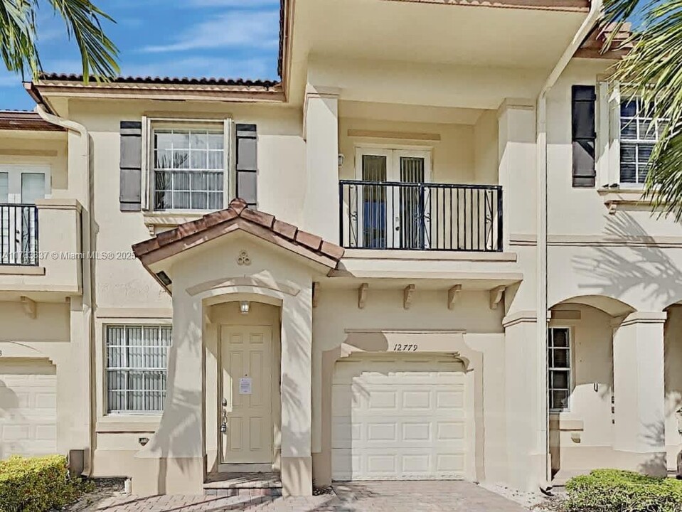 12779 SW 133rd St in Miami, FL - Foto de edificio
