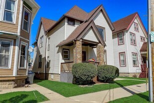 1512 E Irving Plz, Unit 1 in Milwaukee, WI - Building Photo