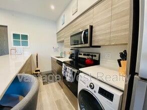 2555-2555 Lakeshore Rd in Kelowna, BC - Building Photo - Building Photo
