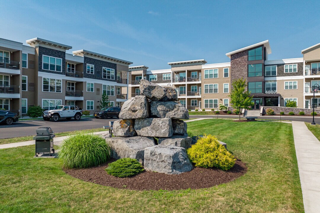Tumblerock Luxury Apartments in Syracuse, NY - Foto de edificio