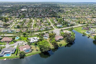 16770 Lakeview Ct in Weston, FL - Building Photo - Building Photo