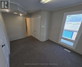 215 Roberts Rd in Grimsby, ON - Building Photo - Building Photo