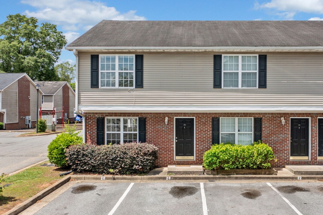 20 Point Pl Dr in Cartersville, GA - Building Photo