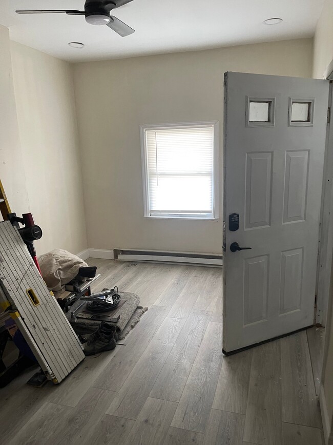 210 W 5th St, Unit apt 1a in Chester, PA - Building Photo - Building Photo