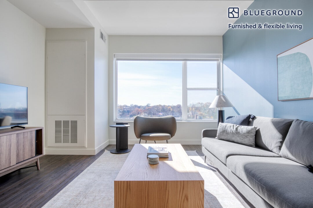 100 N Addison Ave in Elmhurst, IL - Foto de edificio