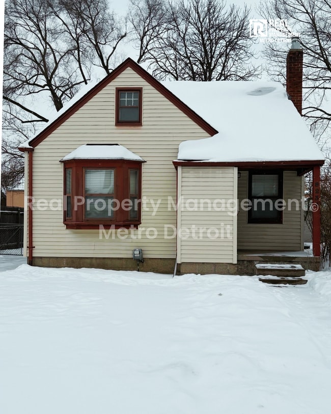 property at 823 E 2nd St