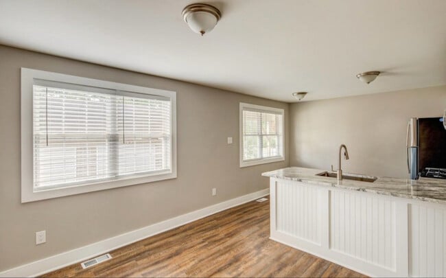 412 S Charleston Ave in Lawnside, NJ - Foto de edificio - Building Photo