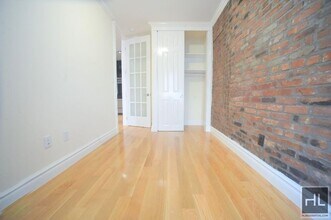 2 BED DUPLEX WITH PRIVATE GARDEN IN PRIME  in New York, NY - Building Photo - Building Photo