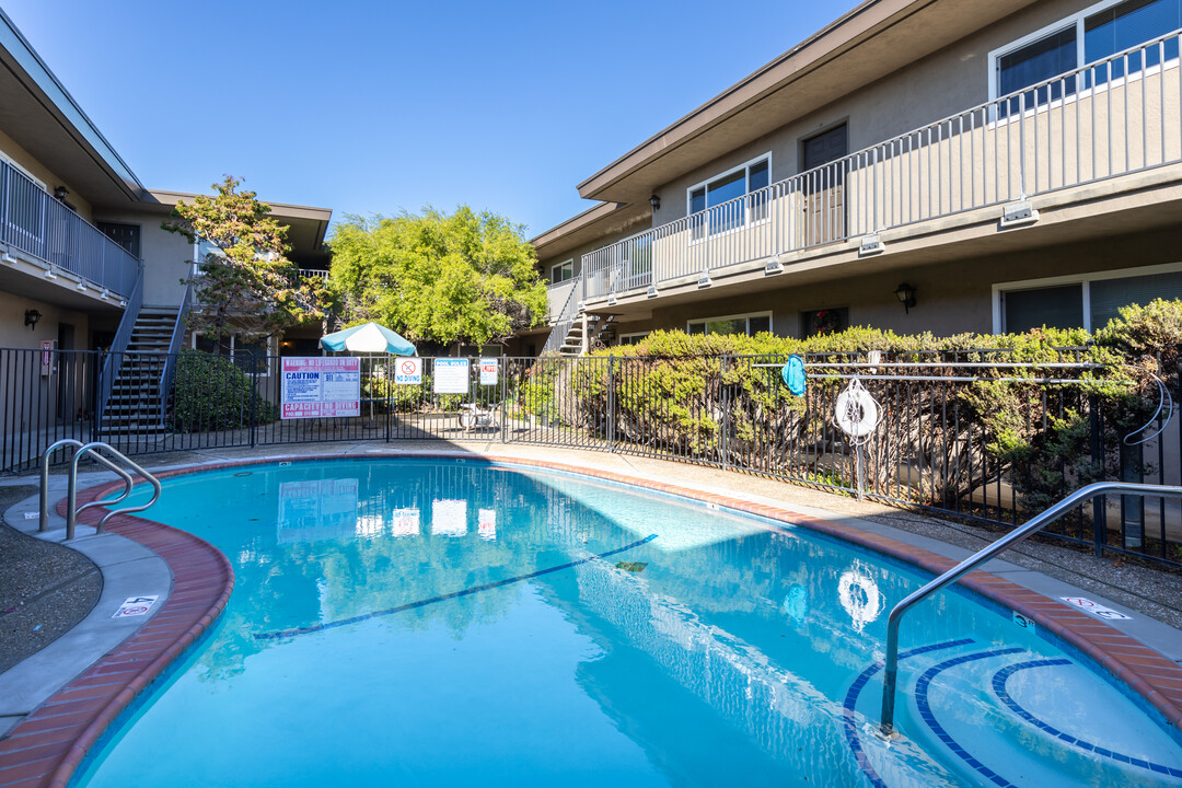 1401 Liberty St in El Cerrito, CA - Foto de edificio