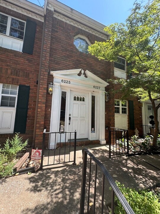 6227 S Yorktown Pl in Tulsa, OK - Building Photo