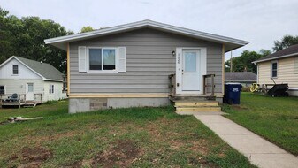1620 La Cres St in La crosse, WI - Building Photo