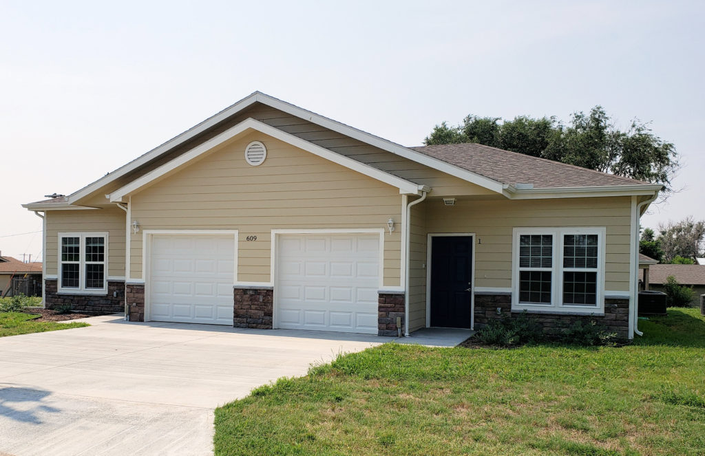 Syracuse Townhomes in Syracuse, KS - Building Photo