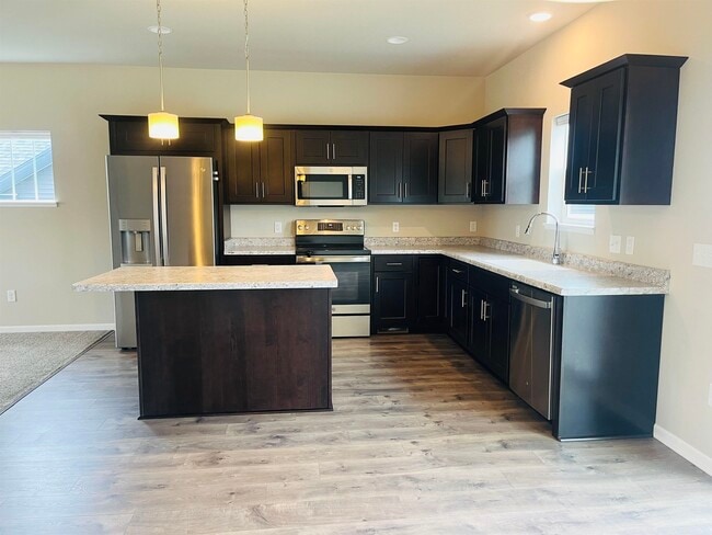 1105 Reese Trl in Waunakee, WI - Foto de edificio - Building Photo