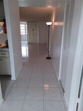 445 NE 195th St in Miami, FL - Foto de edificio - Building Photo