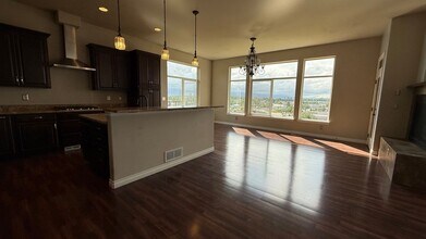 1226 Northpointe Bluff Dr in Anchorage, AK - Building Photo - Building Photo