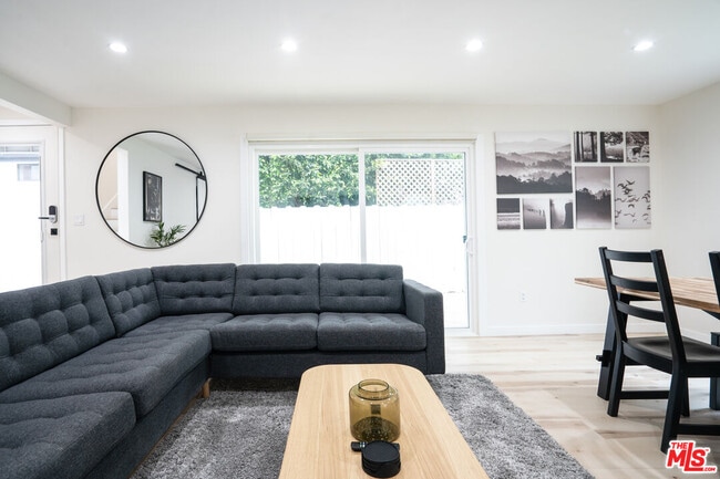 8704 Dorrington Ave in West Hollywood, CA - Building Photo - Building Photo