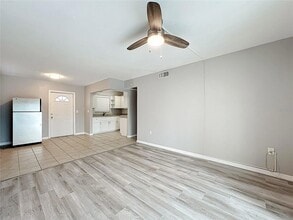 11705 3rd St E, Unit 4 in Treasure Island, FL - Building Photo - Building Photo