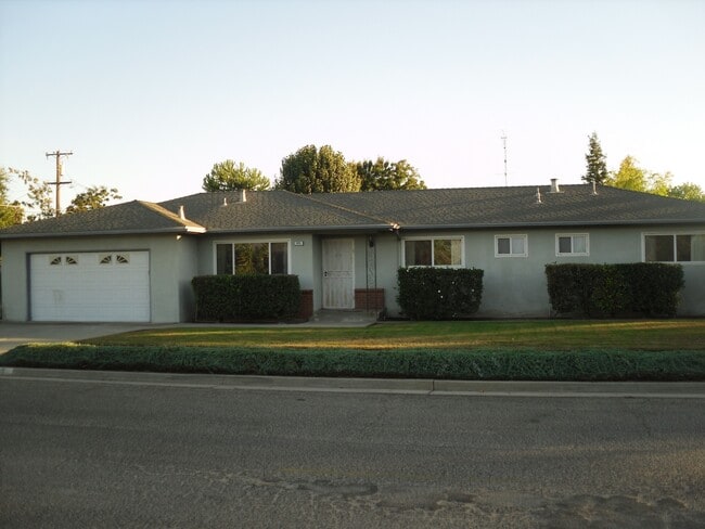675 B St in Orange Cove, CA - Building Photo - Building Photo