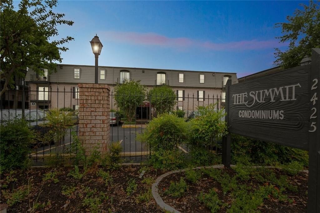 2425 Ashdale Dr in Austin, TX - Building Photo