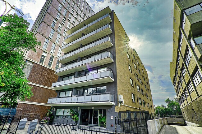 710 Spadina Ave. in Toronto, ON - Building Photo - Building Photo