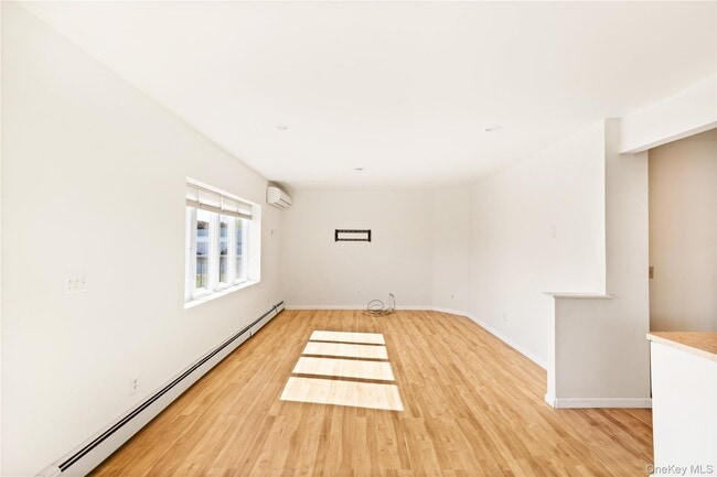 32 Shore Dr in Mastic Beach, NY - Building Photo - Building Photo