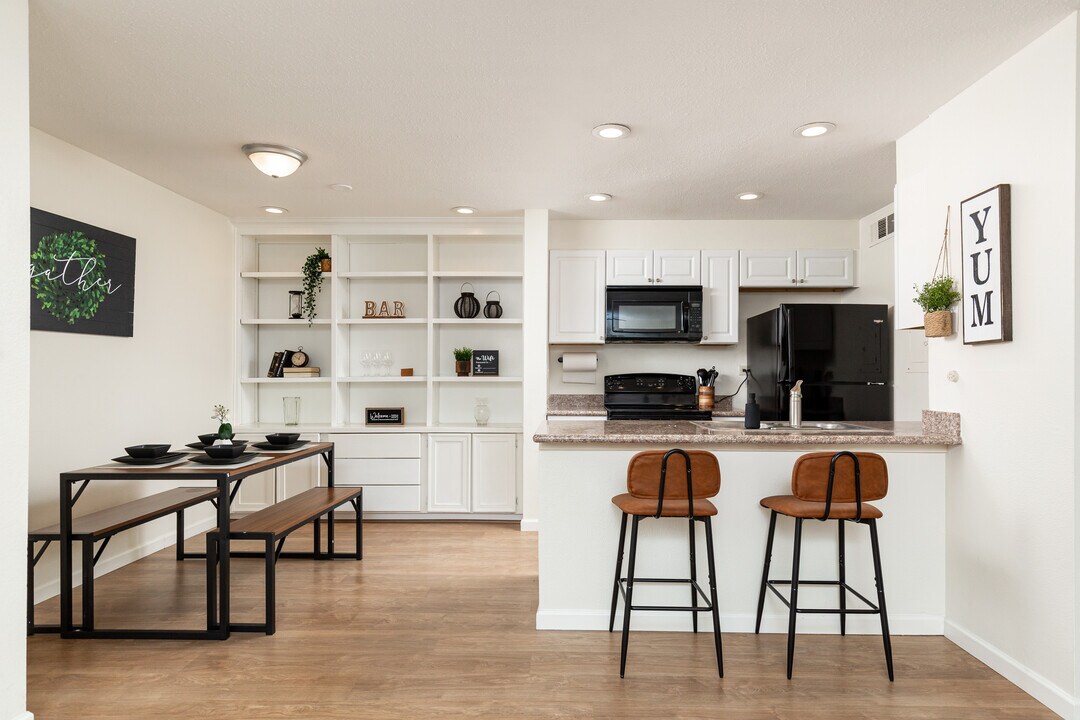 8055 E Thomas Rd, Unit Scottsdale Condo in Scottsdale, AZ - Building Photo