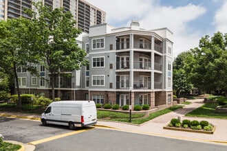 Savoy Park in Falls Church, VA - Foto de edificio - Building Photo