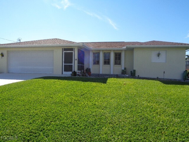 2106 SW 51st St in Cape Coral, FL - Foto de edificio