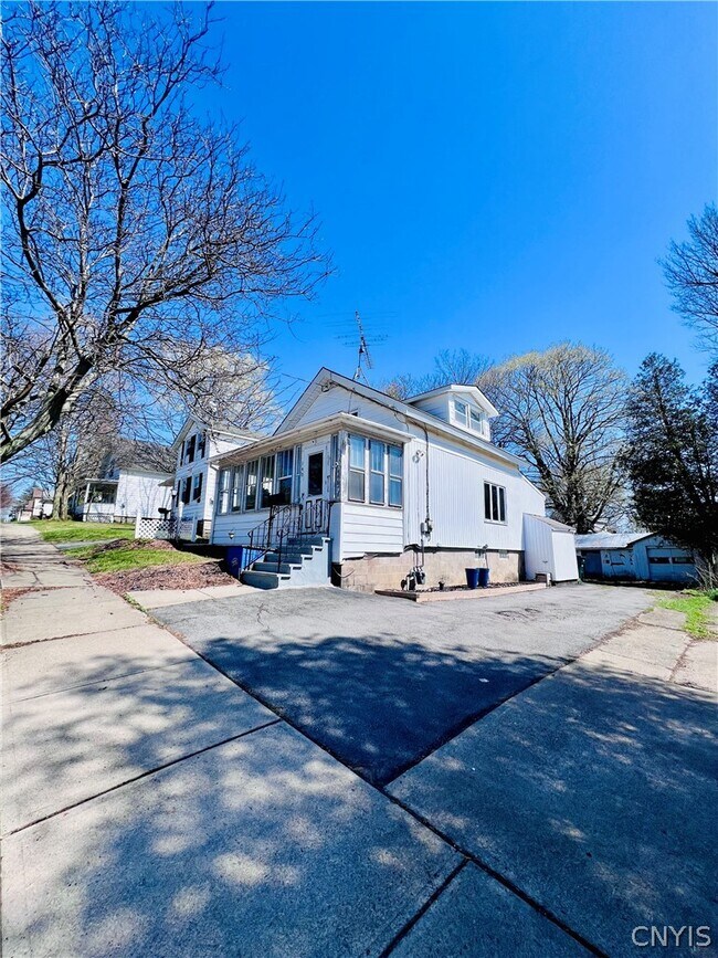140 E Oneida St in Oswego, NY - Building Photo - Building Photo