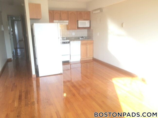 1110 Commonwealth Ave, Unit 311 in Boston, MA - Foto de edificio - Building Photo