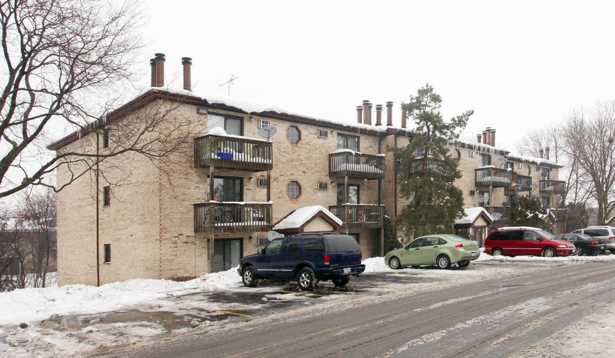 Winchesterhill Condominiums in Palatine, IL - Building Photo