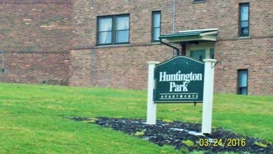 Huntington Park Apartments in Rochester, NY - Foto de edificio - Building Photo