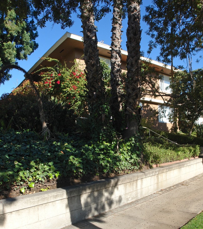 1242 Huntington Dr in South Pasadena, CA - Foto de edificio - Building Photo