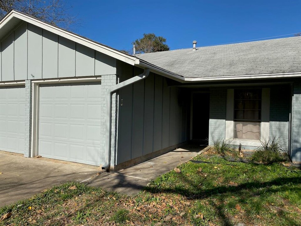 2504 Lazy Oaks Dr in Austin, TX - Building Photo