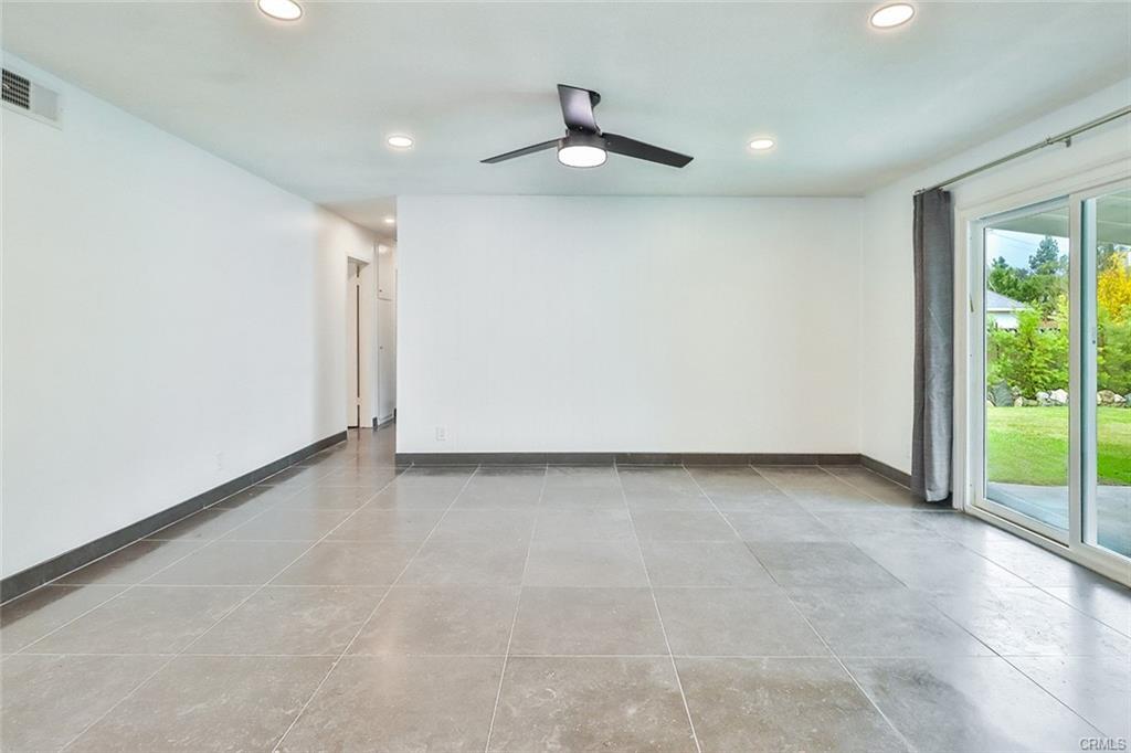 23813 Vanowen St in Los Angeles, CA - Foto de edificio