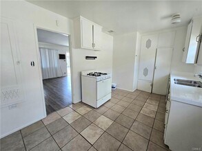 2412 N Brighton St in Burbank, CA - Foto de edificio - Building Photo