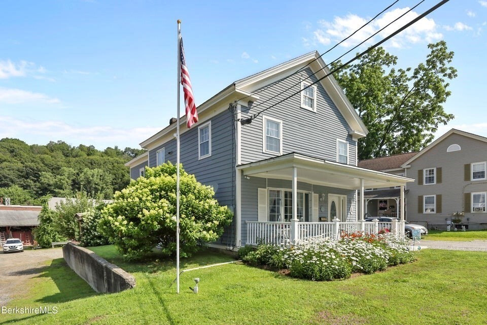 125 Center St in Lee, MA - Building Photo