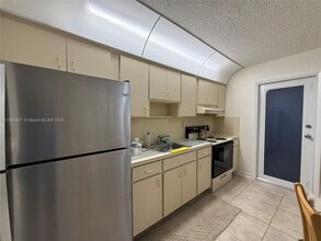 2916 NW 13th St-Unit -2916 in Miami, FL - Building Photo - Building Photo