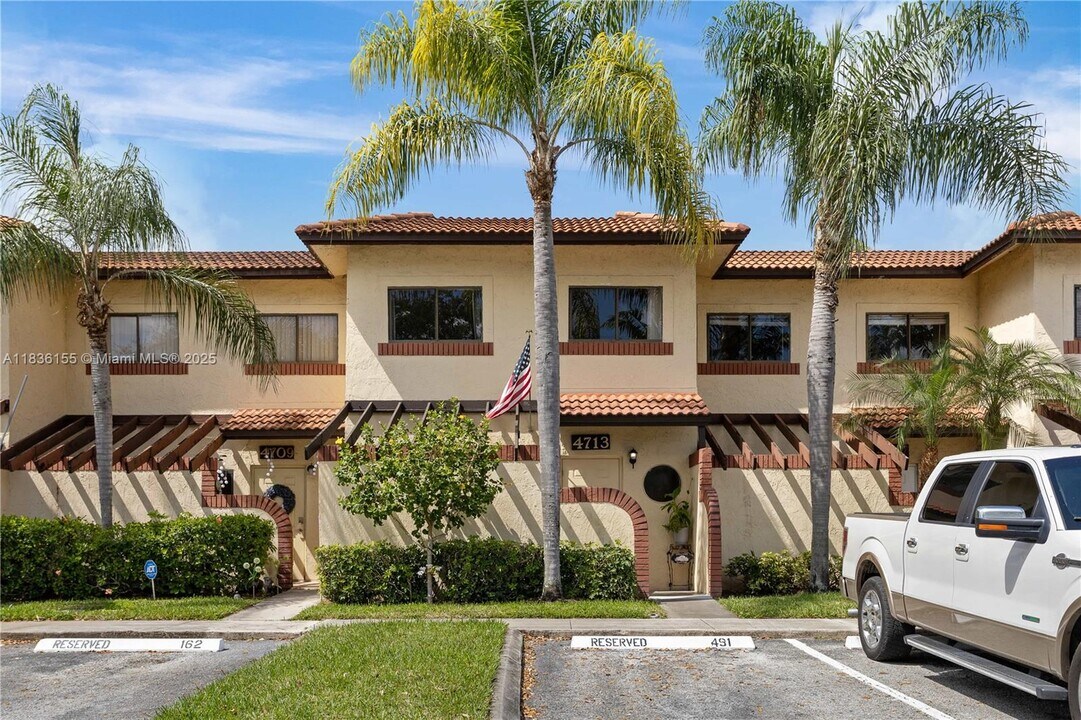 4713 N Pine Island Rd in Sunrise, FL - Building Photo