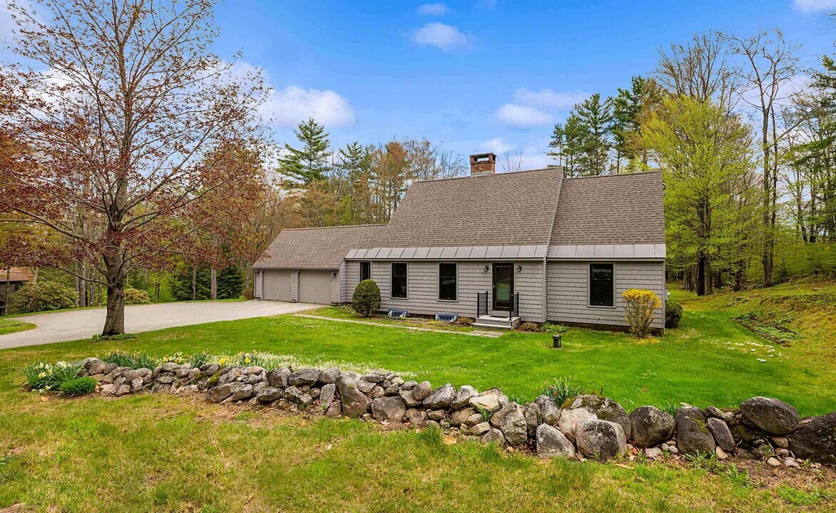 118 Old Coach Rd in New London, NH - Building Photo