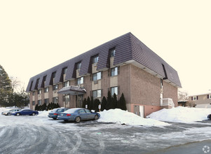 Meriden Road Estates in Waterbury, CT - Building Photo - Building Photo