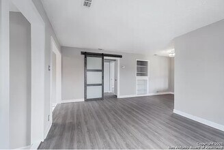 1818 W Ridgewood Ct in San Antonio, TX - Building Photo - Building Photo