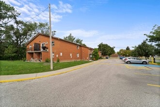 5411-5411 Empress St in Windsor, ON - Building Photo - Building Photo