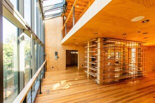 2460 Beverley Ave in Santa Monica, CA - Building Photo