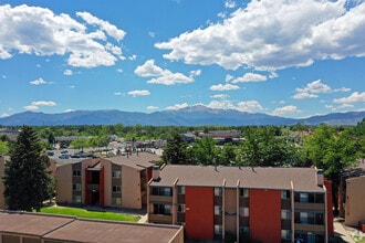Greentree Village in Colorado Springs, CO - Foto de edificio - Building Photo